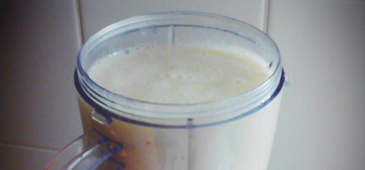 Quick & easy banana smoothie with honey